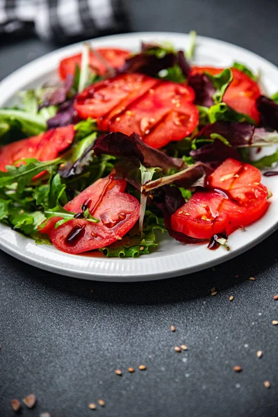 Domates Salatası Sağlıklı Yemek Atıştırmalıkları Için Hazır Fotokopi Masasında Arka — Stok fotoğraf