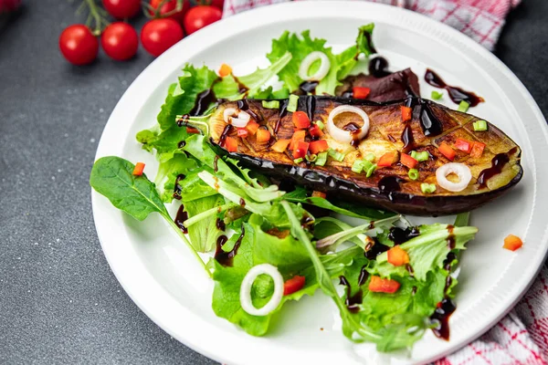Salada Berinjela Frita Com Legumes Refeição Saudável Comida Lanche Mesa — Fotografia de Stock