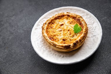 Etli kiş, lezzetli turta, yemek atıştırmalıkları fotokopi masasına. Arka plan yiyecek kırsal manzarası.