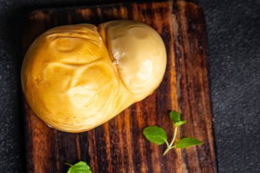 Peynir scamorza tütsülenmiş aroma taze yiyecek masanın üzerinde fotokopi uzay yiyecek arka plan kırsal üst görünüm