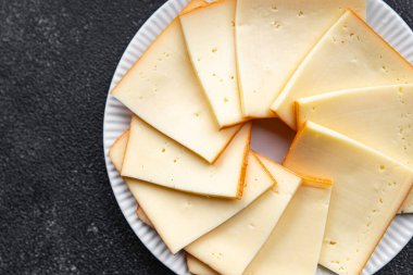 Rulo peynirli yemek aperatifi. Yemek atıştırmalığı. Fotokopi masasında.