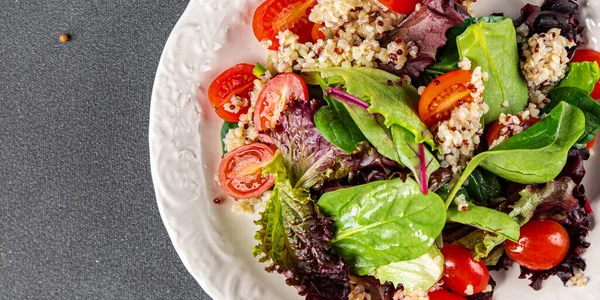 サラダキノアトマトグリーンレタス健康的な食事をミックステーブルの上にスナックコピースペースフード背景素朴なトップビュー — ストック写真