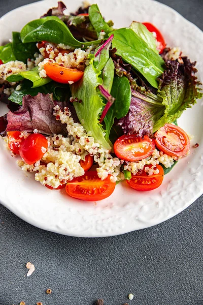 Salada Quinoa Tomate Alface Verde Misturar Refeição Saudável Comida Lanche — Fotografia de Stock