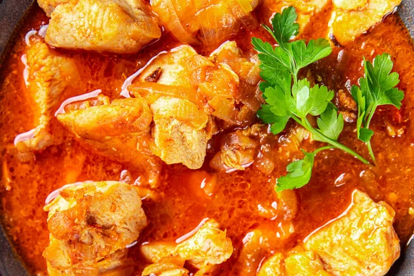 Kurczak Mięso Sos Pomidorowy Posiłek Warzywny Jedzenie Przekąska Stole Kopia — Zdjęcie stockowe