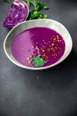 Krema çorbası kırmızı lahana sağlıklı yemek abur cuburu masa üzerinde fotokopi uzay yemeği arka plan kırsal üst görüş keto veya paleo diyet vejetaryen veya vejetaryen gıda