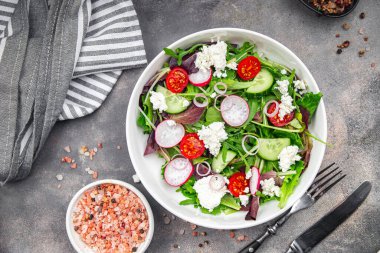 yeşil salata peyniri ve sebze turpu, domates, salatalık, yeşil salatalık, yeşil salatalık sağlıklı yemek aperatifleri fotokopi masasında yer yiyecek arka plan kırsal üst görünüm keto veya paleo diyet vejetaryen yemeği