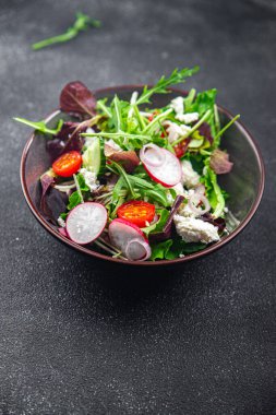 yeşil salata peyniri ve sebze turpu, domates, salatalık, yeşil salatalık, yeşil salatalık sağlıklı yemek aperatifleri fotokopi masasında yer yiyecek arka plan kırsal üst görünüm keto veya paleo diyet vejetaryen yemeği