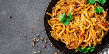 Asya eriştesi, sebze sosu, sebze sosu, yemek abur cuburu fotokopi masasının üzerinde. 