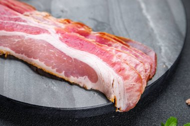 Pastırma taze eti soyar. Sağlıklı yemek atıştırmalığı. Arka plandaki uzay yiyeceklerinin fotokopisini çeker.