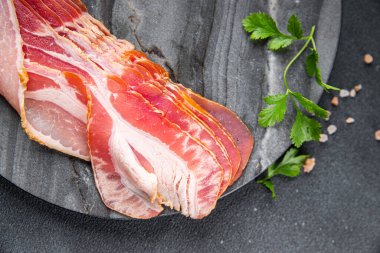 Pastırma taze eti soyar. Sağlıklı yemek atıştırmalığı. Arka plandaki uzay yiyeceklerinin fotokopisini çeker.