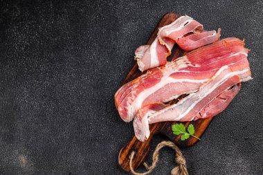 Pastırma taze eti soyar. Sağlıklı yemek atıştırmalığı. Arka plandaki uzay yiyeceklerinin fotokopisini çeker.