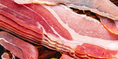 Pastırma taze eti soyar. Sağlıklı yemek atıştırmalığı. Arka plandaki uzay yiyeceklerinin fotokopisini çeker.