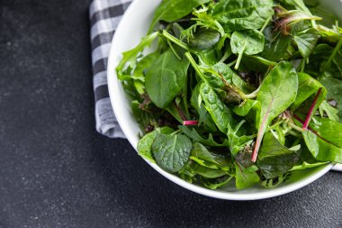 Yeşil salata taze ve sağlıklı yiyecekleri fotokopi masasına bırakır. Arka plan kırsal arka plan manzarası.