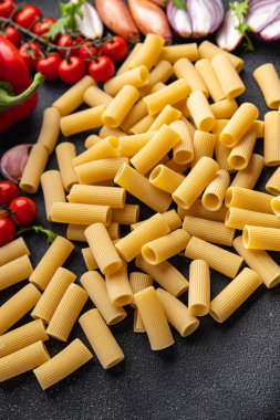 Çiğ makarna rigatoni malzemesi yemek aperatifi masanın üzerinde fotokopi uzayı yiyecek arka plan kırsal üst görünüm