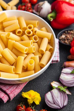 Çiğ makarna rigatoni malzemesi yemek aperatifi masanın üzerinde fotokopi uzayı yiyecek arka plan kırsal üst görünüm
