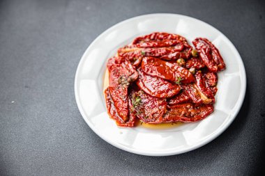 Güneşte kurutulmuş sebze aperatifi masada sağlıklı yemek atıştırmalığı fotokopi uzayı arka plan kırsal üst görüş keto ya da paleo diyet vejetaryen ya da vejetaryen yemeği