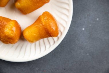 Pasta baba rum tatlı alkollü yemek atıştırmalığı masanın üstünde fotokopi uzayı arka plan kırsal manzarası