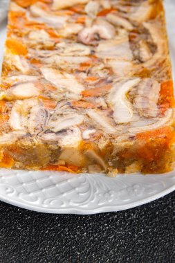 Etli işkembe, Normandiya usulü elma şarabı, jöleli yemek. Masanın üzerinde yiyecek fotokopisi, arka plan kırsal manzarası.