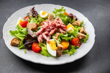 Et salatası, pastırma, yumurta, kızarmış ekmek, marul, salata soslu vinaigrette Vosges salatası Lorraine mutfağı yemek atıştırmalığı masa üzerinde fotokopi uzay yemeği arka plan kırsal manzarası