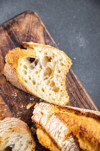 バゲット ロングフレッシュパン全粒小麦粉ソース生地食事テーブルの上のスナックコピースペースフード背景素朴なトップビュー — ストック写真