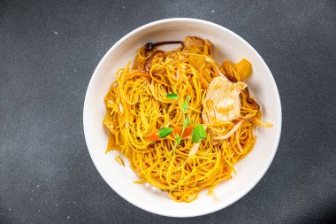 tavuk eriştesi sebze, et yemeği aperatifi masanın üstünde fotokopi odası arka plan kırsal manzarası