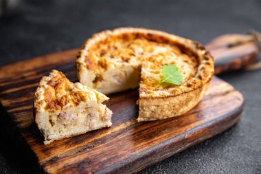 somon, kiş, tuzlu turta, abur cubur. Fotokopi, uzay, yiyecek arka planı, köy manzarası.