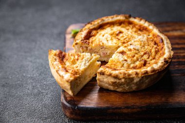 somon, kiş, tuzlu turta, abur cubur. Fotokopi, uzay, yiyecek arka planı, köy manzarası.