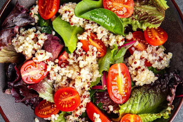 Quinoa Salat Frische Tomaten Grüne Salatmischung Gesunde Mahlzeit Lebensmittel Snack — Stockfoto
