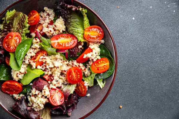 Quinoa Sałatka Świeże Pomidory Zielona Sałata Mieszanka Zdrowy Posiłek Jedzenie — Zdjęcie stockowe