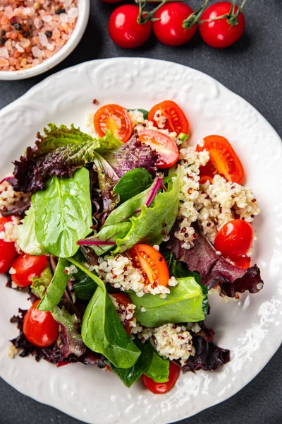 Quinoa Salad Fresh Tomato Green Lettuce Mix Healthy Meal Food — Stock Photo, Image