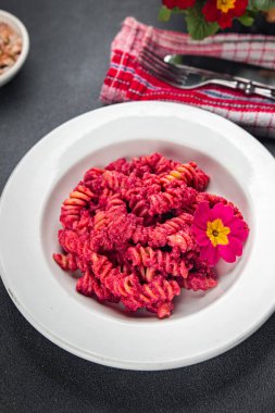 Pancar soslu makarna pancar, sebze, vejetaryen yemek atıştırmalıkları, masa arkasında fotokopi, arka plan kırsal manzarası.