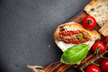 Masada kurutulmuş domates bruschetta sağlıklı yemek atıştırmalıkları fotokopi uzayı arka plan kırsal üst görüş keto veya paleo diyet vejetaryen veya vejetaryen gıda