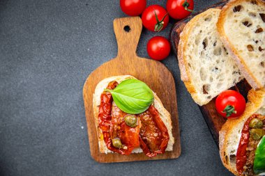 Masada kurutulmuş domates bruschetta sağlıklı yemek atıştırmalıkları fotokopi uzayı arka plan kırsal üst görüş keto veya paleo diyet vejetaryen veya vejetaryen gıda