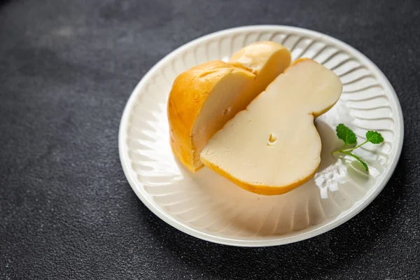 テーブルの上でフレッシュチーズのスモーク風味のフードスナックコピースペースフード背景素朴なトップビュー — ストック写真