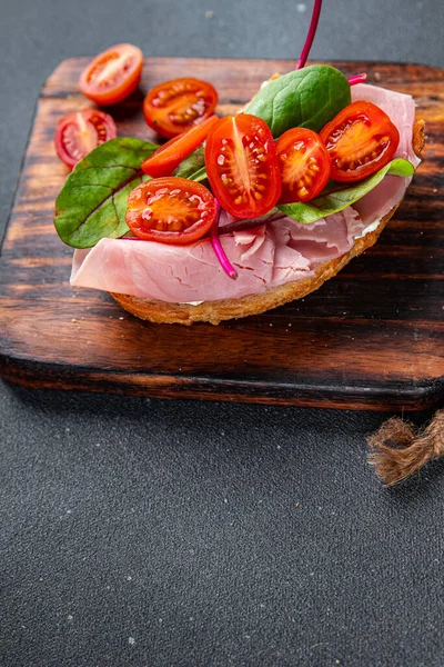Presunto Sanduíche Tomate Bruschetta Lanche Alface Lanche Refeição Comida Lanche — Fotografia de Stock