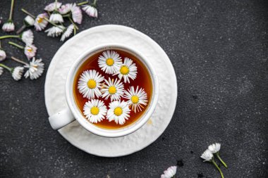 Papatya çayı çiçeği sıcak içecek sağlıklı yemek atıştırmalığı masada fotokopi uzayı arka plan kırsal manzarası