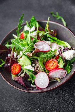 Salata peyniri, sebze turpu, domates, salatalık, yeşil salatalık yeşil yemek atıştırmalığı fotokopi masasında. 