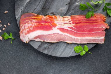 Pastırma dilimleri taze et atıştırmalıklarını masa üstünde fotokopi çekiyorlar. Arka plan kırsal manzarası.