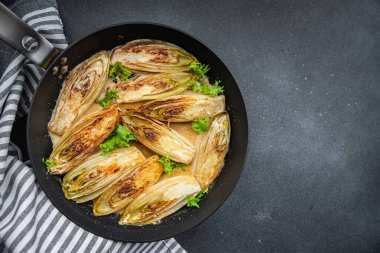 Hindiba yahnisi pişirilmiş sebze sağlıklı yemek atıştırmalığı fotokopi uzayı yemek arka plan kırsal üst görüş keto veya paleo diyet vejetaryen veya vejetaryen gıda