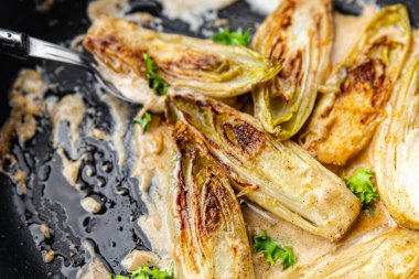 Hindiba yahnisi pişirilmiş sebze sağlıklı yemek atıştırmalığı fotokopi uzayı yemek arka plan kırsal üst görüş keto veya paleo diyet vejetaryen veya vejetaryen gıda