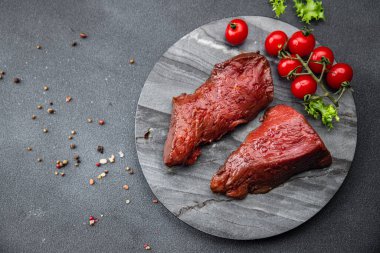 Çiğ et taze dana eti sağlıklı yemek aperatifi masa üzerinde fotokopi uzay yiyecek arka plan kırsal üst görüş keto veya paleo diyet