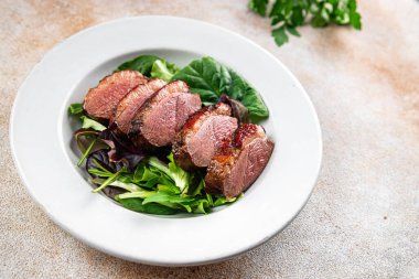 Kızarmış ördek göğsü eti kümes hayvanları yemek atıştırmalığı fotokopi masasında arka plan yiyecek kırsal manzarası