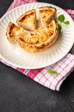 kiş aromalı turta yemek atıştırmalıkları fotokopi masasına. Arka plan yiyecek kırsal manzarası.