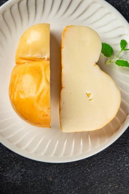 Peynirli scamorza tütsülenmiş aromalı atıştırmalık. Fotokopi masasında.