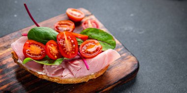 Bruschetta jambonlu sandviç domates, marullu abur cubur masadaki yiyecek fotokopisi arka plan kırsal manzarası.