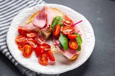 Bruschetta jambonlu sandviç domates, marullu abur cubur masadaki yiyecek fotokopisi arka plan kırsal manzarası.