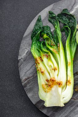 Bok choy ya da pak choy, Çin usulü lahana saplı sebze sağlıklı yemek aperatifi masanın üzerinde fotokopi uzayı arka plan arka plan kırsal üst görüş keto ya da paleo diyeti vejetaryen ya da vejetaryen yemeği