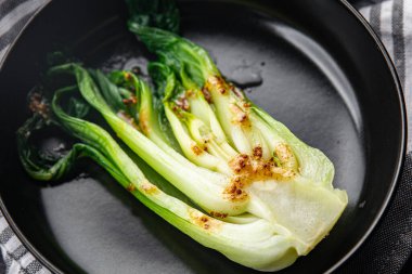 Bok choy ya da pak choy, Çin usulü lahana saplı sebze sağlıklı yemek aperatifi masanın üzerinde fotokopi uzayı arka plan arka plan kırsal üst görüş keto ya da paleo diyeti vejetaryen ya da vejetaryen yemeği