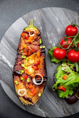 Patlıcan salatası yeşil yapraklar kızarmış sebze yemeği aperatifleri masanın üzerinde fotokopi alanı arka plan kırsal manzarası