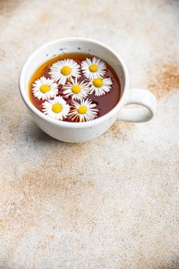 Çay, papatya çayı, yemek, atıştırmalık. Masanın üzerinde fotokopi, arka plan, kır manzarası.